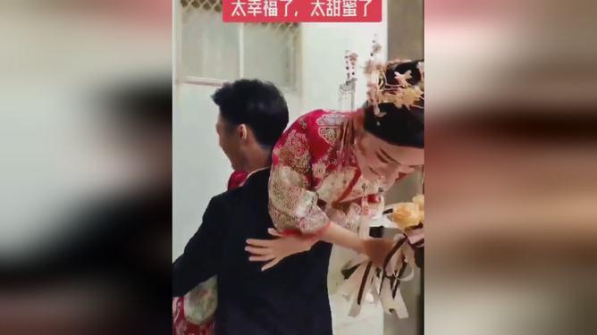 黑色不规则无袖半身裙，这样一身既性感又辣妹的穿搭，你会心动吗？